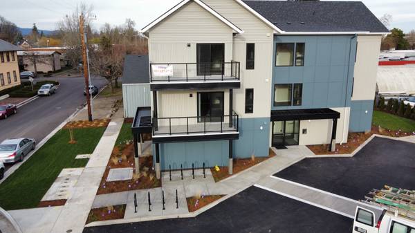 $3,300 / 3br - 1255ft2 - Move In Special - $500 Off! New Apartment Near Campus & Downtown!63624860033667121