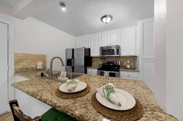 $2800.00 / 1br - 600ft2 - 1 Bed 1 Bath Furnished Condo with Community Pool & Gated Parking63657141822595121