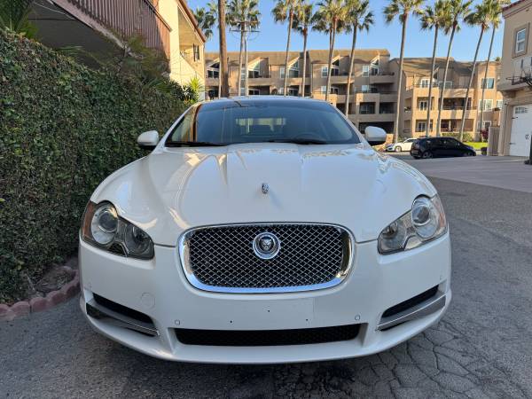 BEAUTIFUL LOW MILEAGE V8 JAGUAR 1