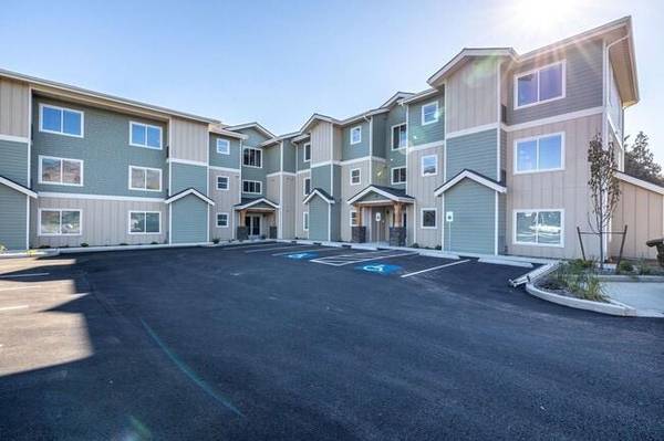 $1,910 / 2br - 912ft2 - Nearby Shopping, Private Patios, Full Size Washer/Dryer, Microwave (Wenatchee)63785452889089122