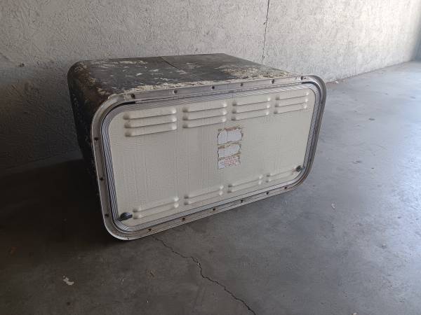 Compartimiento para caja de propano/batería de RV con tapa de puerta ventilada y con cerradura - $20 (alameda)63471255669251120