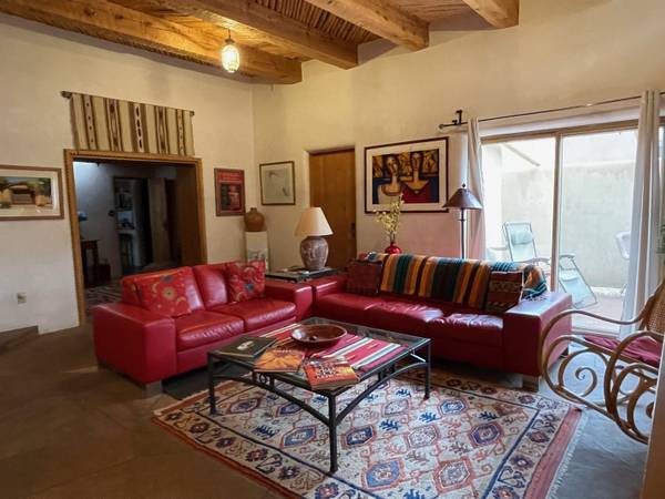 $295 / 3br - 1975ft2 - NOW,cancellation, avail week or month, Beaut gem, 2 KINGS, space&color (E.side historic area santa fe)63806044677505121