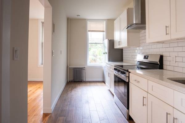 Corner 1BR w/ Private Entry – Prime Ridgewood 1