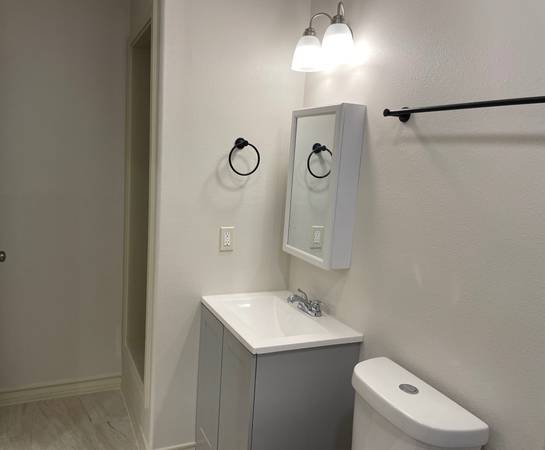 $650 Near TAMIU 1 bedroom 1 private bathroom63662019096707123