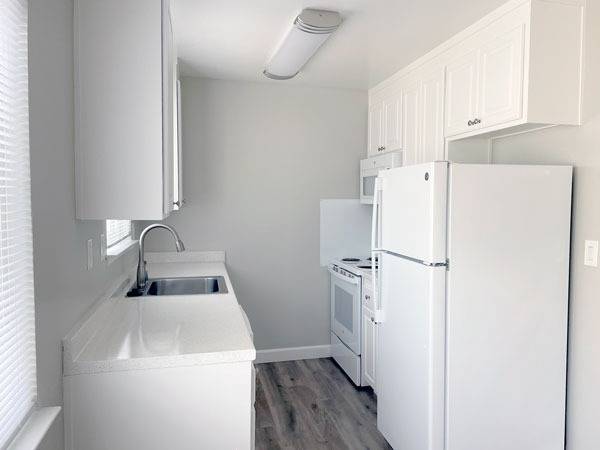 2 bedroom apt, Totally Remodeled! Modern kitchen, Light & bright rooms 1