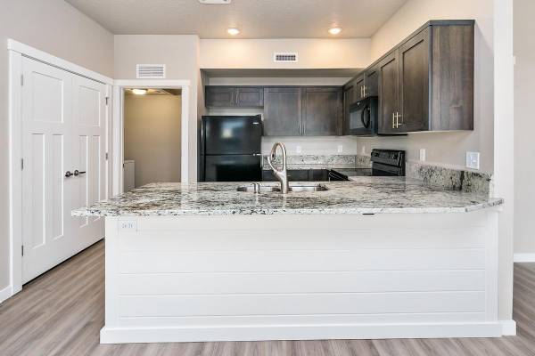 $1,425 / 1br - 752ft2 - Spacious Walk-In Closets, Year-Round Hot Tub, Vinyl Plank Flooring (Nampa)63794970227331122