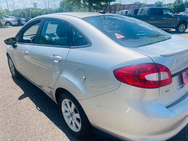 2013 Ford Fiesta sedán de 4 puertas - ESPECIAL PARA MECÁNICOS, AIRE ACONDICIONADO NO FUNCIONAL, 128 mil millas - $4,49563499675120515122