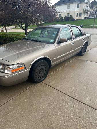 Low Mileage - 2005 Mercury Grand Marquis - $2,000 (Mokena)63618897367041121