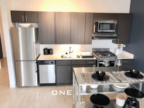 $2,579 / 1br - 1 Bedroom River North w/ Balcony (Chicago)64041642615810122