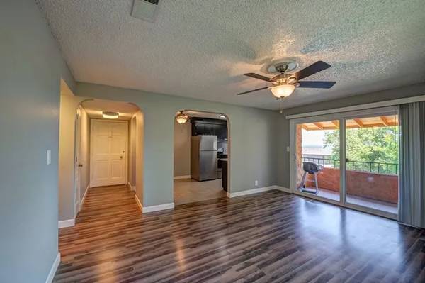 $1,350 ****-Bright and modern 400 sq ft studio offers!!!63813686536577122