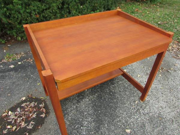 Work table,  work bench,  small table,   work station 1