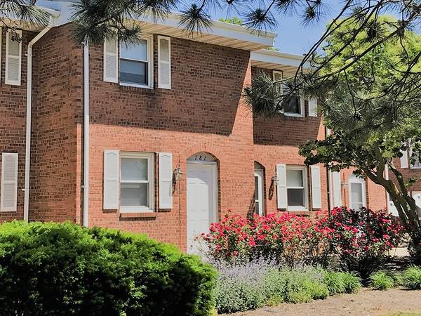 $980 / 2br - 900ft2 - Ceiling Fan, Bloomington IL, 2/bd63700551315713123