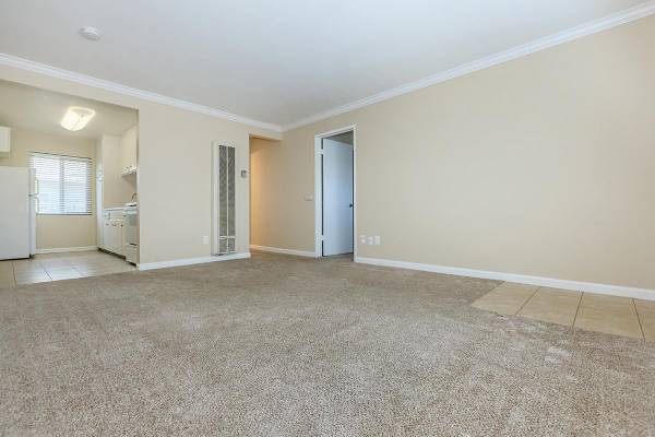$1,925 / 2br - Fresno Terrace! Spacious 2x1 Upstairs Corner Unit! Laundry Room! (San Diego)63998601371650121