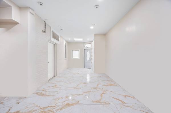 $1,549,000 / 4br - 2488ft2 - Rara vivienda unifamiliar con garaje y potencial de reurbanización en Williamsburg (Williamsburg)63862609831809122
