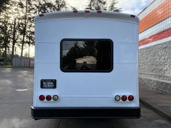 2002 FORD E-350 SUPER DUTY V8 138K MILLAS, AUTOBÚS PARA SILLA DE RUEDAS, CHASIS CORTO ***VENTA*** - $9.800 (PORTLAND, OREGÓN)63472351008643124