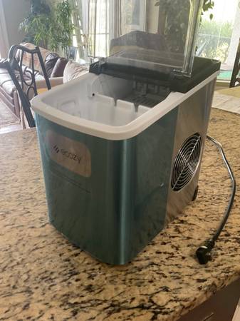 Portable Countertop Ice Maker 1