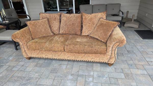 FREE Comfy Couch Sofa 1