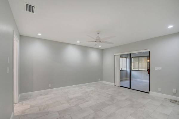 $3,099 / 3br - Ready to Move in ** Renovated 3 bed 2 bath Home ~ Screened in Porch (Lake Worth - 33463*)64049455454978123