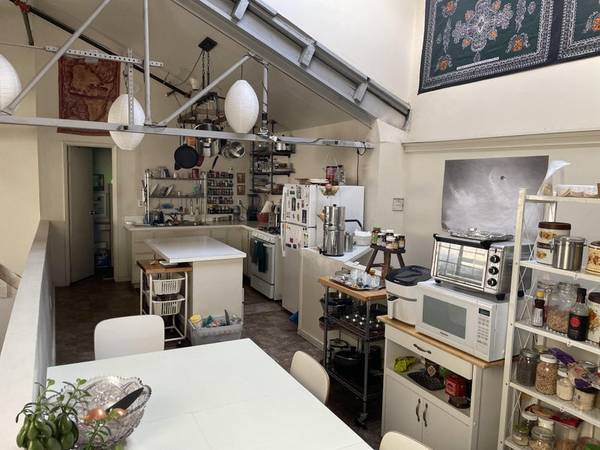 $770 Room in Artistic Loft - $1060 - 200ft^2 (Coliseum Industrial)63847021730177122
