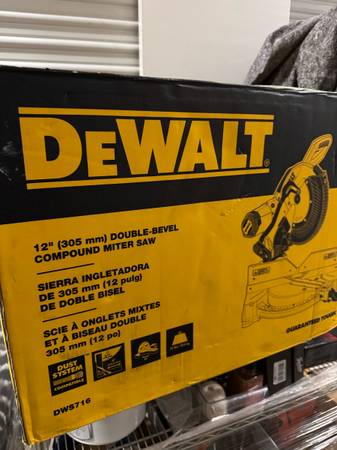 DeWalt DWS716 dual bevel compund miter saw 1