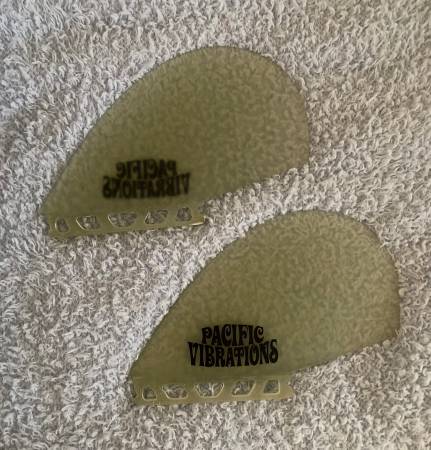 Pacific Vibrations Half Moon Surfboard Fins - clear 1