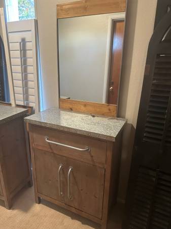 Free station w/ mirror and stylist black floor mats 1