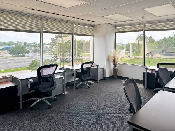 HOT DESKING | flexible seating, no assigned desk 1