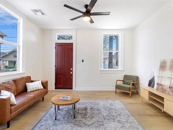 $1,500 / 2br - 1000ft2 - NOLA 2x1, 1000sf Apt w/ New Roof & HVAC Nr Canal St, Parks & DT (Mid-City ""||"" 10 Mins to Canal St, I-10, Shops & Dining)63792245954817124