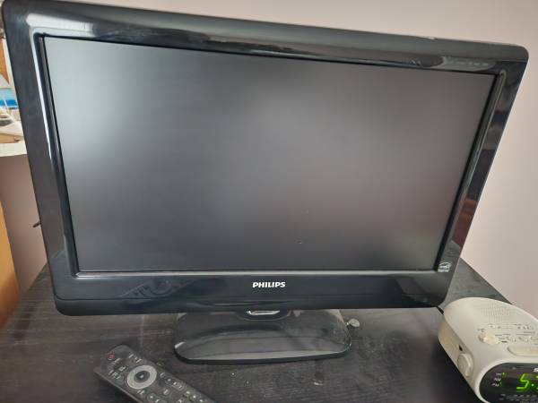 Philips 22” LCD TV + Amazon Fire TV Stick – Ready-to-Use Smart TV 1