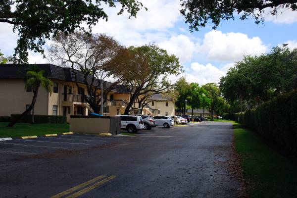 $1,975 / 2br - $1975 EXOTIC 2B/2B IN PINE LAKE (PEMBROKE PINES)64002014864769123