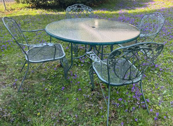 Round Outdoor Table and 4 Chairs with Umbrella Hole 1