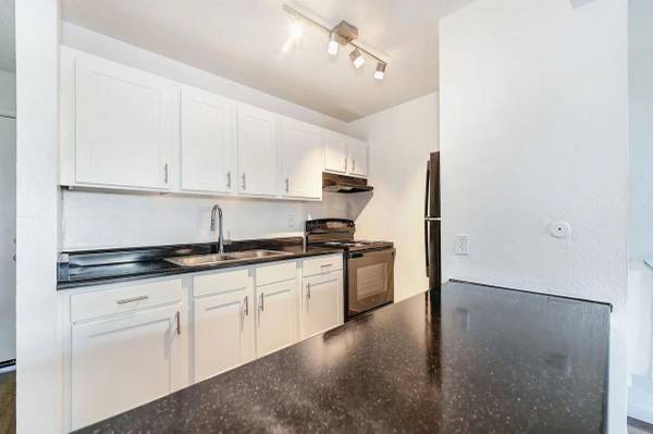 $2,259 / 1br - 611ft2 - Patio or Balcony, Five Laundry Facilities, Reserved Covered Parking (san jose south)63928408307843124