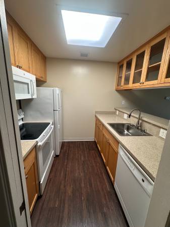 $2,565 / 1br - 735ft2 - Top Floor Modern 1X1 w/ Large Balcony Steps From Hillsdale Mall! (san mateo)63658079720835121