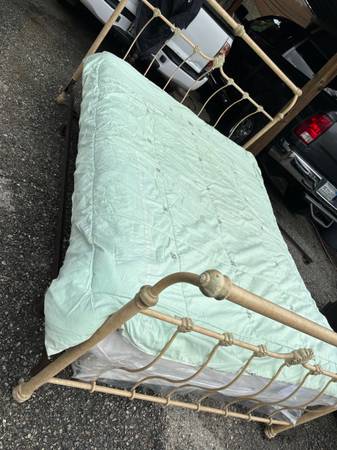 QUEEN SIZE BED 1