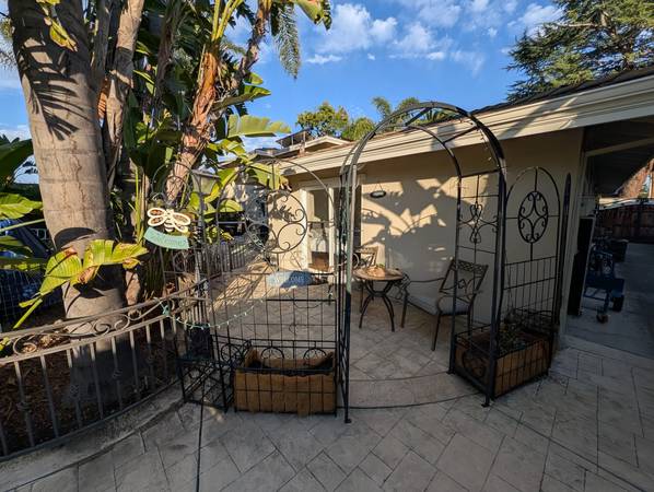 Charming 1bed 1 bath attached guest quarter in a safe and quiet neighb 1