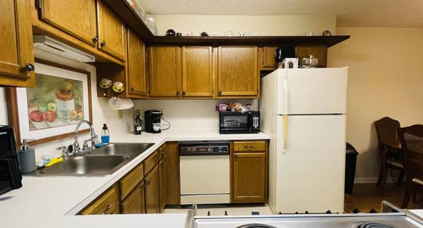 $750 / 1br - 792ft2 - Bright 1-Bedroom Corner Unit in Gated 55+ Community! (Baton Rouge, LA)63678544164993121