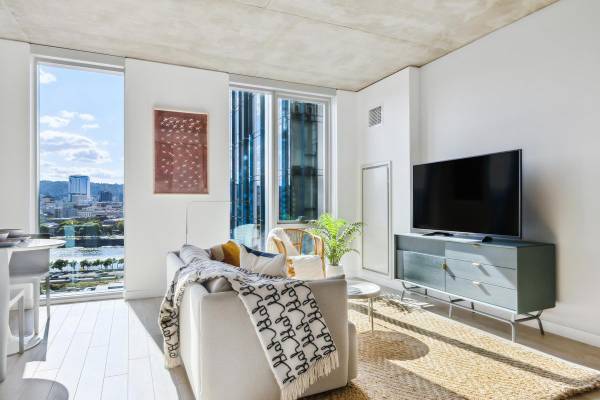 $2,381 / 1br - 871ft2 - Gorgeous 1 BR with Floor-to-Ceiling Windows + Must-See Views! (Central Industrial East Side)63956649345538124