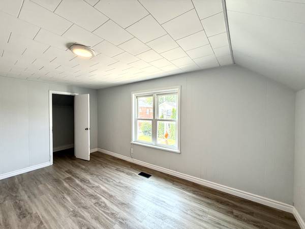 Upper - 26 Albina Street Welland Ontario L3C 1P3 5