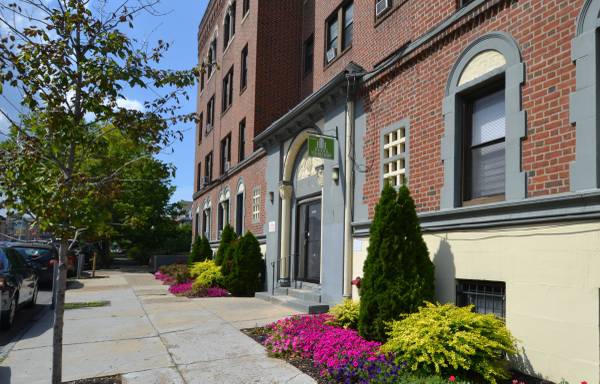 $995 Studio Apartment at Verona Plaza at 4715 Walnut St! Parking! (University City)63666762642817123