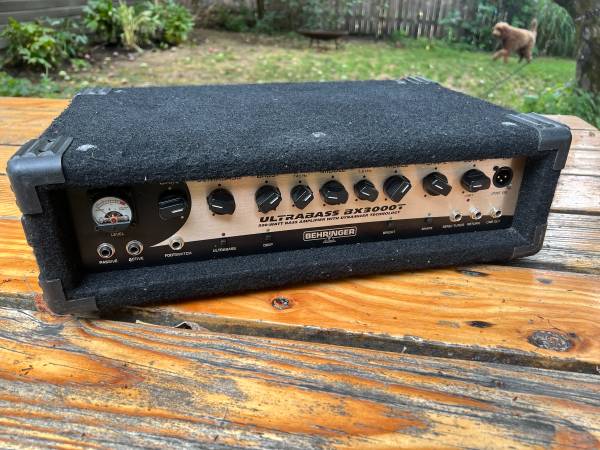 BEHRINGER ULTRABASS BX3000T 300Wベースアンプ Behringer BX3000T Ultrabass Bass Amplifier Head (300 Watts)