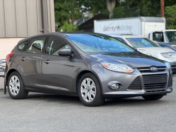 2012 Ford Focus SE hatchback ONLY15k miles clean title 1