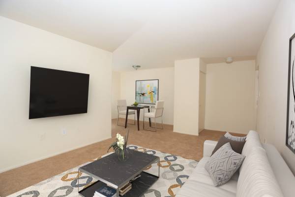 $1,199 / 2br - 980ft2 - SPECIALS SPECIALS ONE Month FREE on 2BRs! | (Woodlawn)63694984058883123