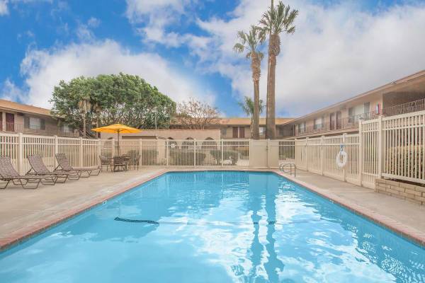 $2,130 / 1br - 687ft2 - Easy Access to the 5 Freeway, Assigned Carports, Gated Access (Near Old Town Tustin)64027919553026123