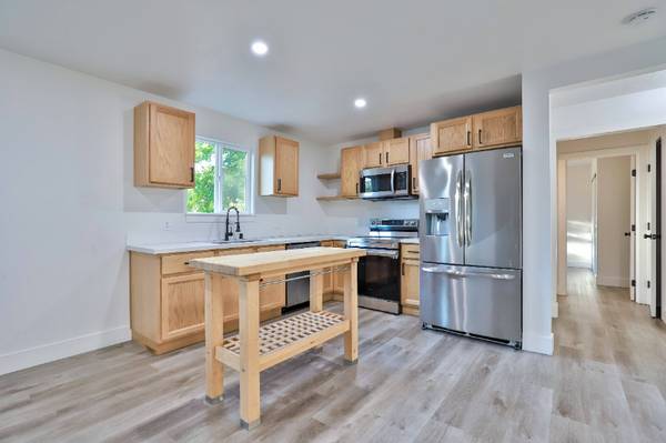 $1850.00 / 2br - 1000ft2 - Cute 2BD Cottage** Centrally Located64043493907969120