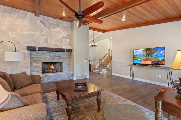 $3,995 / 3br - 3526ft2 - High End Hayden Lake Country Club Home, Golf Course and Lake views! (Hayden Lake)63969876015746120