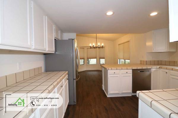 $2,365 / 3br - 1750ft2 - 1879 Tiburon Dr. Fresh Paint, Washer Dryer Hook Ups. (Redding)63175280791809124
