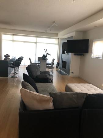 $1,395 / 2br - 1850ft2 - Roommate wanted for 2 Bed 2 Bath Condo (River West)63899122494979120