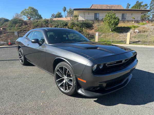 2016 DODGE CHALLENGER SXT 1