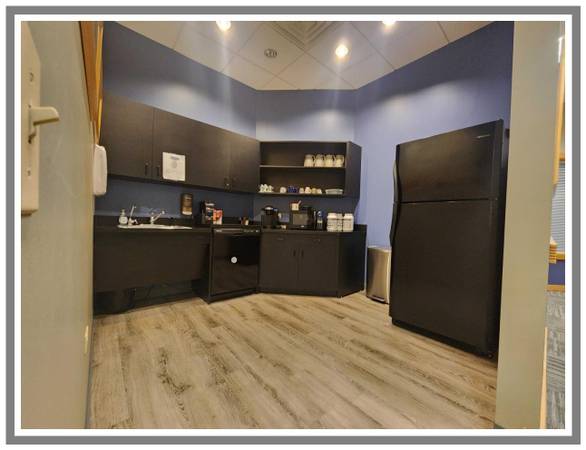 $500 Corner Window Suite! The sunlight will warm your work days! 🌞🌝63898474395523121