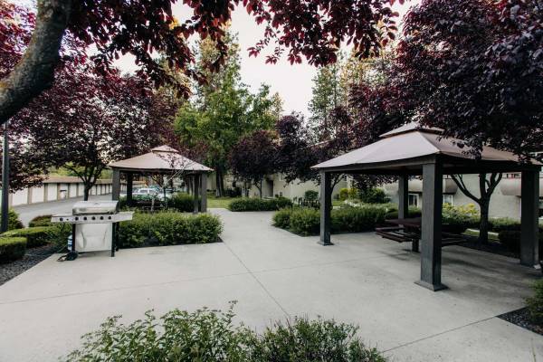 $1,300 / 2br - 920ft2 - Enjoy Fall in Your New Home!  2 Bed/1 Bath, Garage, A/C, Fitness Room (Coeur d'Alene)63969875971586120